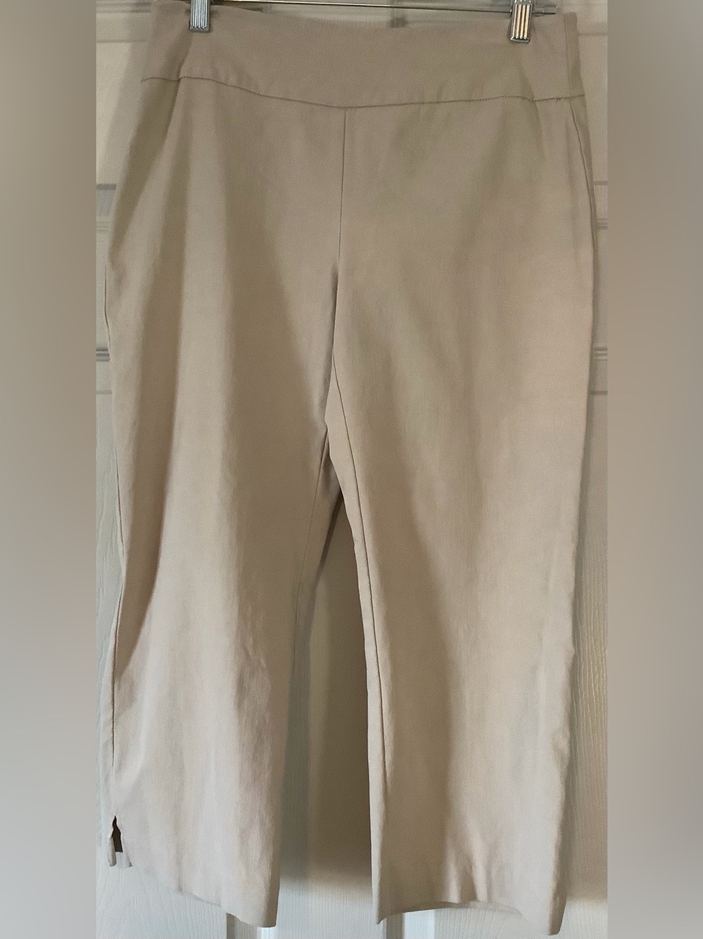 Attyre Cream Straight-Leg Capris